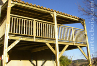 artecbois loggia faite sur balcon et terrasse sur pilotis toit en couverture de tuiles et charpente traditionnelle la rambarde est bois